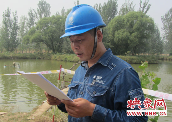 登塔之前，樊建軍在做最后的安全指示