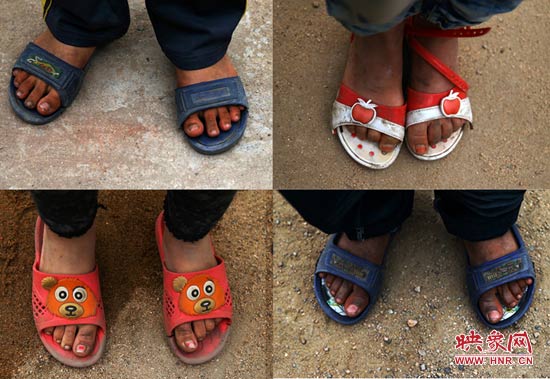 山里的溫度已經(jīng)很低了，有些孩子還是光腳穿著拖鞋。