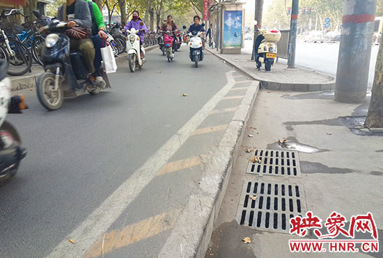 非機(jī)動(dòng)車(chē)變向處有多條碰撞痕跡 非機(jī)動(dòng)車(chē)變向處有多條碰撞痕跡