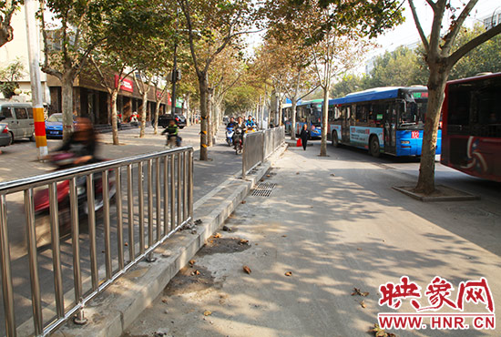 中原路大學(xué)路公交港灣非機(jī)動(dòng)車(chē)道變向處已加裝護(hù)欄 中原路大學(xué)路公交港灣非機(jī)動(dòng)車(chē)道變向處已加裝護(hù)欄