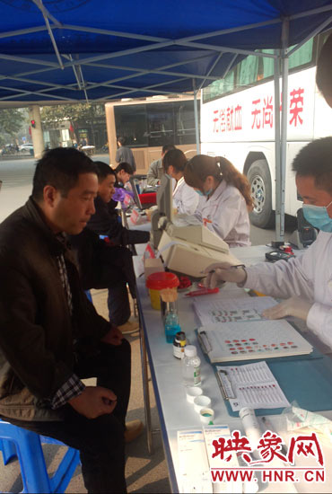 上午10時(shí)許，幾位市民在河南省人民會(huì)堂門(mén)口獻(xiàn)血