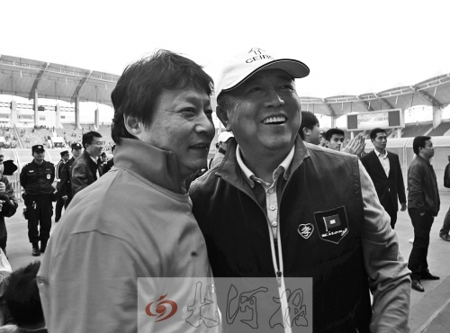 比賽結(jié)束后，老胡熱情擁抱老唐。