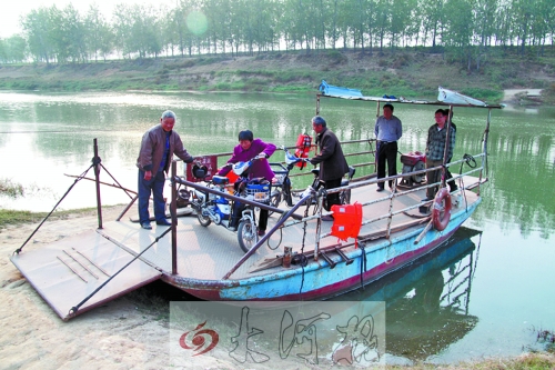 18年來，盛衛(wèi)川堅(jiān)持每日如此，為河兩岸的人擺渡。