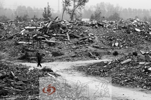 綠城街頭，海量的建筑垃圾令人觸目驚心。