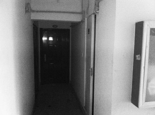 被砸網(wǎng)吧在鄭州安徐莊公館小區(qū)的一棟居民樓里，昨天，網(wǎng)吧已關(guān)門。