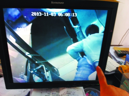 鄭州女公交車長(zhǎng)遭歹徒卡脖索錢(qián) 公司欲為其頒發(fā)委屈獎(jiǎng)