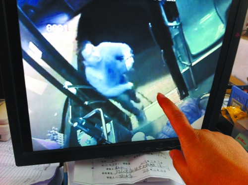 鄭州女公交車長(zhǎng)遭歹徒卡脖索錢(qián) 公司欲為其頒發(fā)委屈獎(jiǎng)