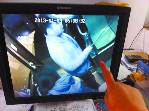 鄭州女公交車長(zhǎng)遭歹徒卡脖索錢(qián) 公司欲為其頒發(fā)委屈獎(jiǎng)