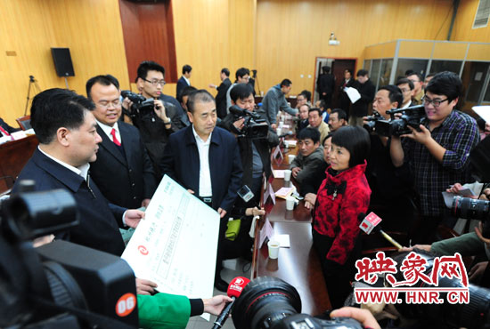 最高人民法院執(zhí)行局局長劉貴祥、河南省高級人民法院院長張立勇親手為申請執(zhí)行人員發(fā)放執(zhí)行款