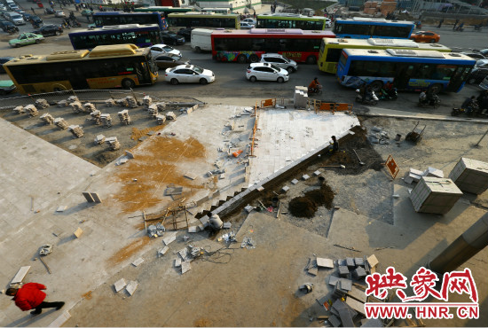 二七廣場(chǎng)站的施工人員正在對(duì)路面進(jìn)行還路工程 二七廣場(chǎng)站的施工人員正在對(duì)路面進(jìn)行還路工程