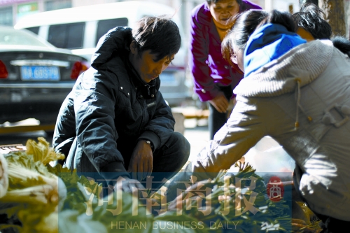 附近的市民得知了他的遭遇，紛紛前來(lái)買菜