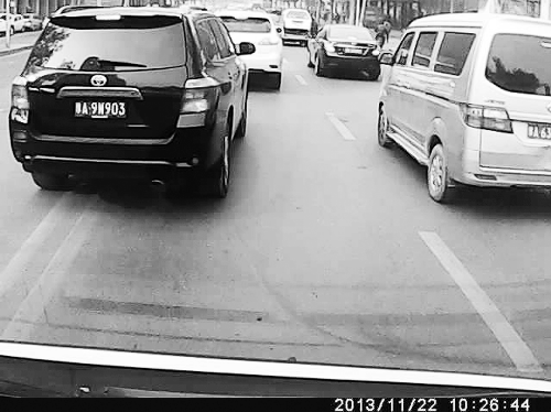 這輛黑色車輛不避讓執(zhí)行緊急任務(wù)的救護車，并壓著雙黃線變更車道。唐韜/圖