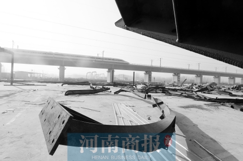 　鐵路兩側(cè)，不少建筑物已經(jīng)被拆除