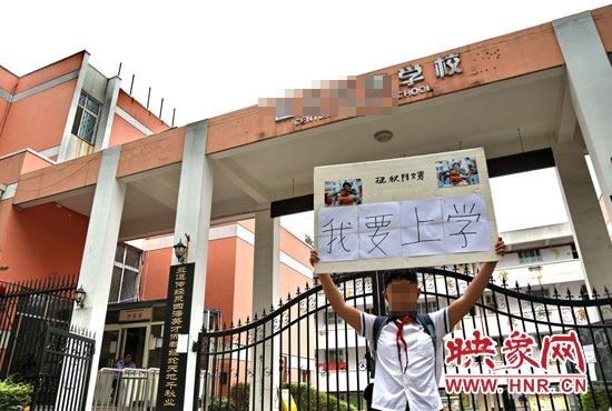 小聶對自己的母校感情很復(fù)雜。