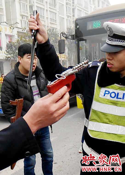 據(jù)當事交警描述，男子自知車上有刀，在車輛被逼停后，車上的另一名男子試圖將刀具交給到達現(xiàn)場的同伴。