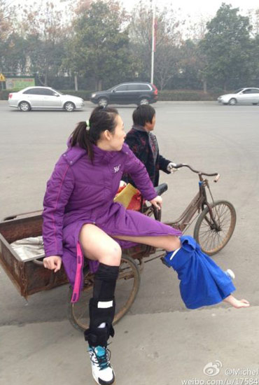 楊婕與朱婷相撞受傷下場-街頭大媽三輪送賓館。