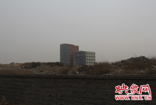 一墻之隔，但內(nèi)外環(huán)境卻截然不同