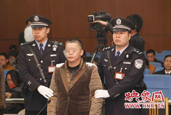 被告人被法警帶上法庭時，身上沒有戒具，也沒有剃光頭。（圖片來源于微博@豫法陽光）