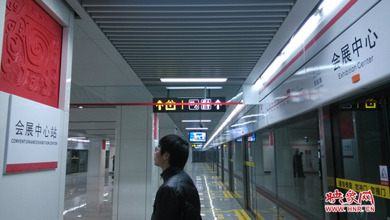 會展中心站，兩塊牌子的站點(diǎn)名稱英文翻譯也不相同