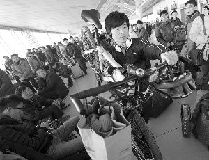 由于媽媽生病，盧文成只得中途放棄騎行改乘火車趕回老家。