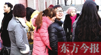在鄭州市二七區(qū)婚姻登記處，新人們在門外排長隊(duì)