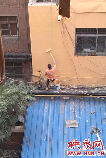 在13年11月多家媒體該酒店加蓋事件后，該酒店派人將樓層加蓋處統(tǒng)一刷上黃漆(附近小區(qū)居民提供)