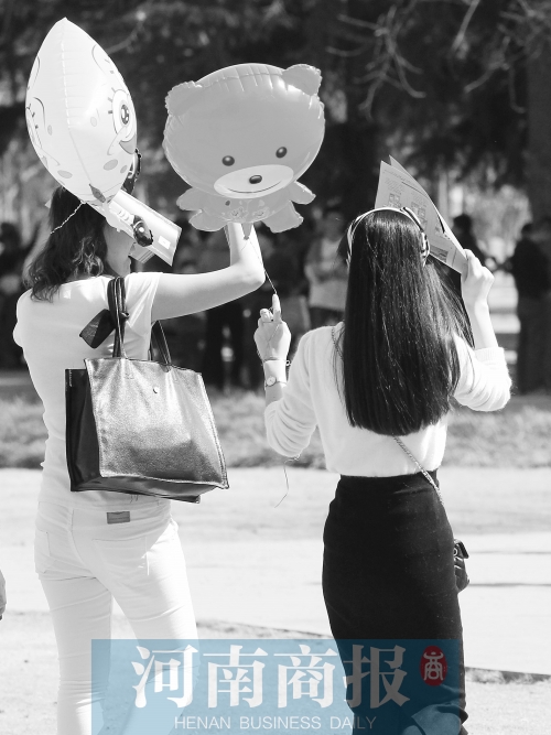 昨天高溫，有人穿上了短袖 記者 鄧萬里/攝