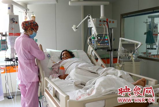 4月4日上午，仍舊躺在重癥監(jiān)護室里的柴小快正在接受治療。