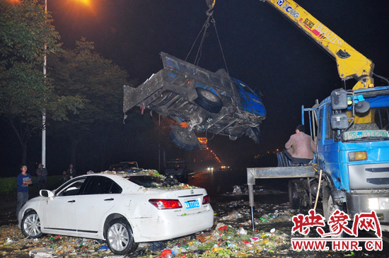 1點(diǎn)40許，兩輛車先后被吊起并拖離現(xiàn)場，停車場的幾位員工將路面清掃干凈，隨后該路段恢復(fù)通行。