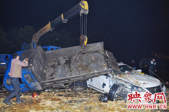 滿滿的一車泔水和垃圾傾瀉而下，鋪撒在路面和凌志車上，數(shù)十米遠(yuǎn)都能聞到泔水的惡臭。