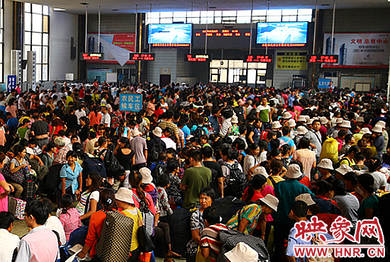 鄭州火車站5月1日發(fā)送旅客19.5萬人次 創(chuàng)單日新高 鄭州火車站5月1日發(fā)送旅客19.5萬人次 創(chuàng)單日新高