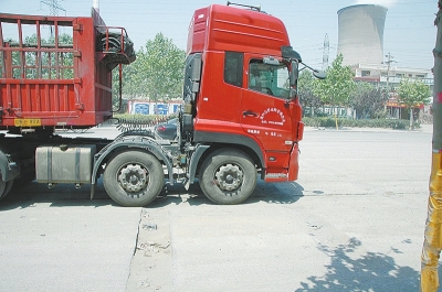 新鄉(xiāng)一不到兩公里省道被挖18條溝 國道"借"省道存隱患 新鄉(xiāng)一不到兩公里省道被挖18條溝 國道"借"省道存隱患