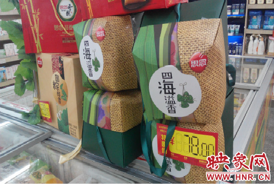 今年商場(chǎng)里的散裝、袋裝粽子多了，盒裝粽子的售價(jià)也更加親民。