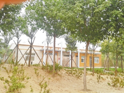 南三環(huán)上的一處公廁掩映在綠樹(shù)間，也鎖著門(mén)