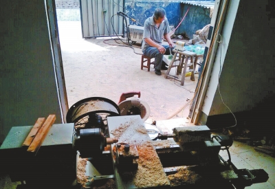 前邊是加工珠子的小車床,后邊正在拋光珠子。