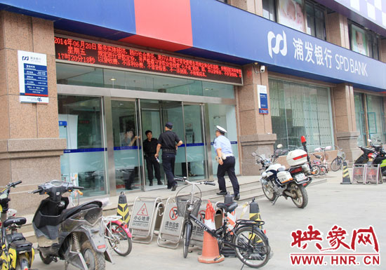 民警趕到現(xiàn)場了解情況。