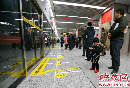 小朋友在等候區(qū)內(nèi)等待地鐵。 小朋友在等候區(qū)內(nèi)等待地鐵。