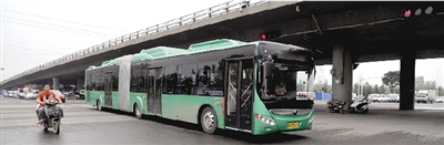 昨日上午，一輛B3快速公交測(cè)試車行駛在西三環(huán)的線路上。