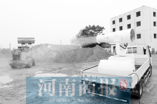 降塵水炮車正在作業(yè) 記者 鄧萬(wàn)里/攝