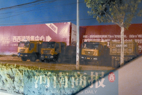 昨夜，記者發(fā)現(xiàn)一些工地外，渣土車們正在“休息”記者 鄧萬里/攝