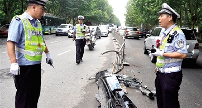 帶著車牌的車前臉留在了現(xiàn)場。