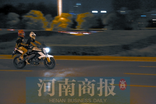 深夜，鄭東新區(qū)，不少人騎著摩托車呼嘯而過