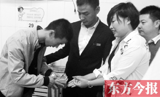 開封5歲妞妞掉油鍋燒疼天下"父母"心 善款一天破百萬(wàn) 開封5歲妞妞掉油鍋燒疼天下"父母"心 善款一天破百萬(wàn)