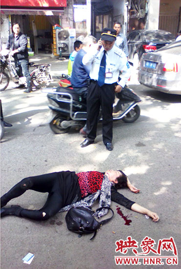 一名老年人當(dāng)場(chǎng)昏迷。