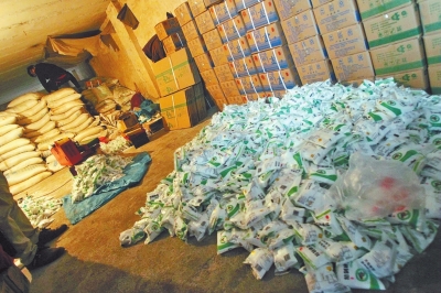 大袋的飼料添加劑氯化鈉經(jīng)過仿冒加工，就變成了小袋的食用碘鹽。