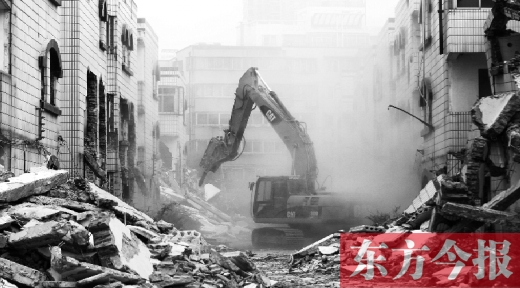 昨日，鄭州市棗莊社區(qū)拆遷現(xiàn)場，揚(yáng)塵漫天，附近居民叫苦不迭