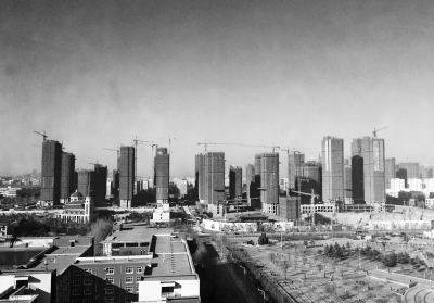 在鄭州市同一地點拍攝的照片，下為1月1日晴朗天氣，上為1月5日霧霾天氣。（拼接圖片）