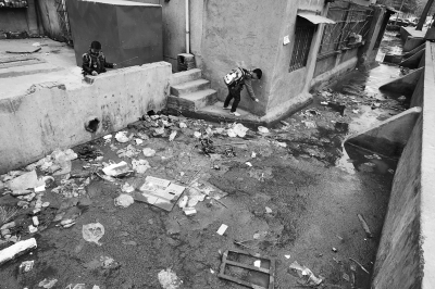 污水溝成了附近的孩子們放學(xué)后逗留的場(chǎng)所，十分令人擔(dān)憂。