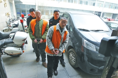 倆刑釋男子，冒充“富二代”，微信搜附近的人，專搶出入娛樂(lè)場(chǎng)所女性