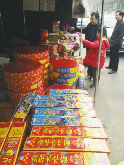 一家鞭炮攤兒前，只有少數(shù)人駐足購買。